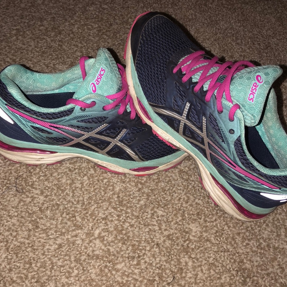 Donated to a shelter ASICS GEL-CUMULUS 18 running shoes!